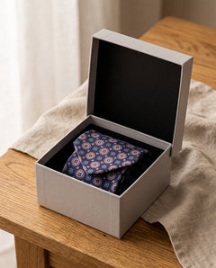 Corbata de Nudo Imperial en su caja de regalo gris con la tapa abierta